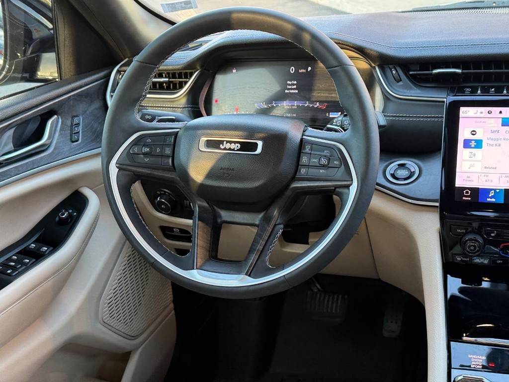 Jeep Grand Cherokee Vehicle Full-screen Gallery Image 13