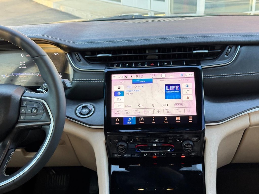 Jeep Grand Cherokee Vehicle Full-screen Gallery Image 14