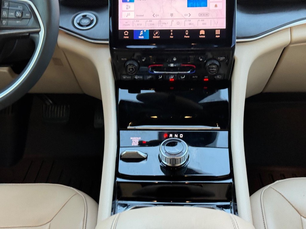 Jeep Grand Cherokee Vehicle Full-screen Gallery Image 15