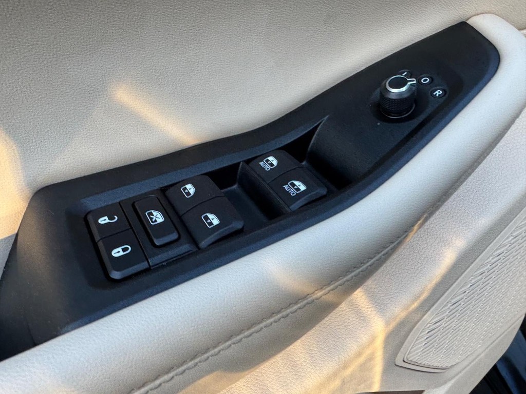 Jeep Grand Cherokee Vehicle Full-screen Gallery Image 17