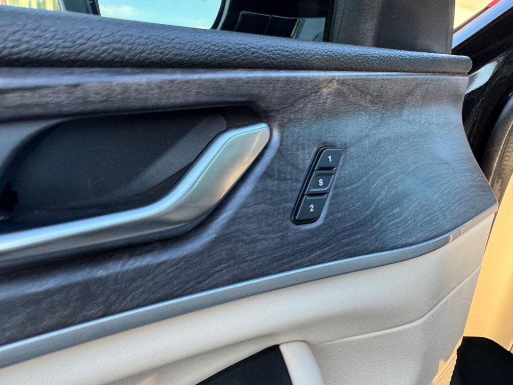 Jeep Grand Cherokee Vehicle Full-screen Gallery Image 18