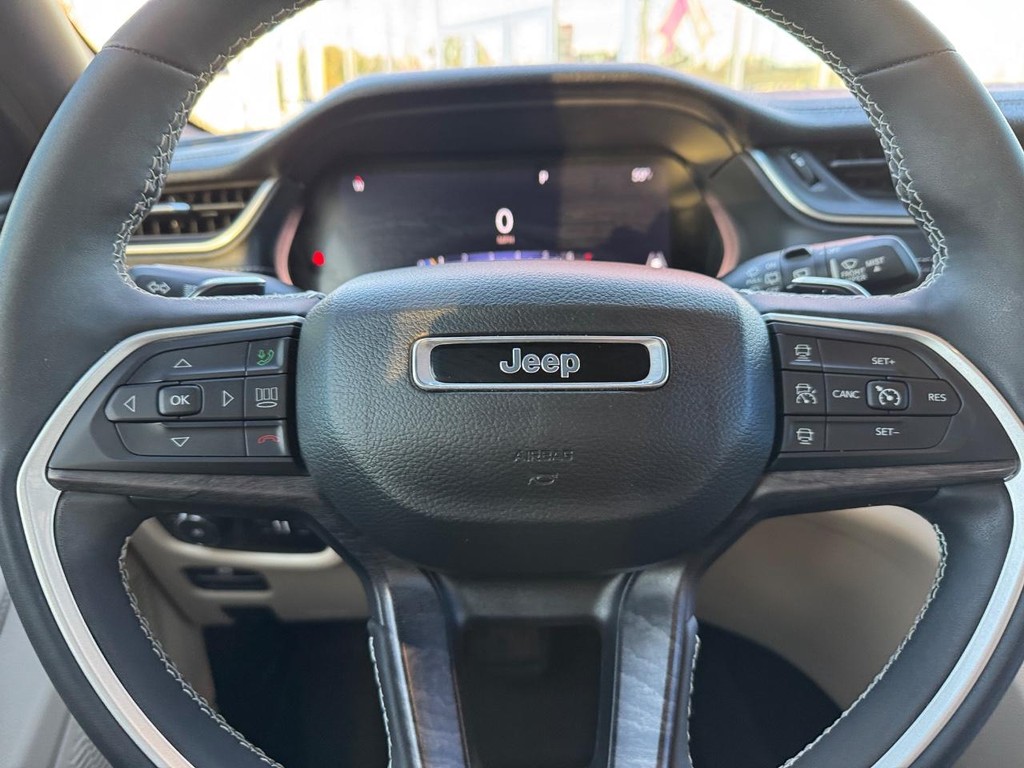 Jeep Grand Cherokee Vehicle Full-screen Gallery Image 19