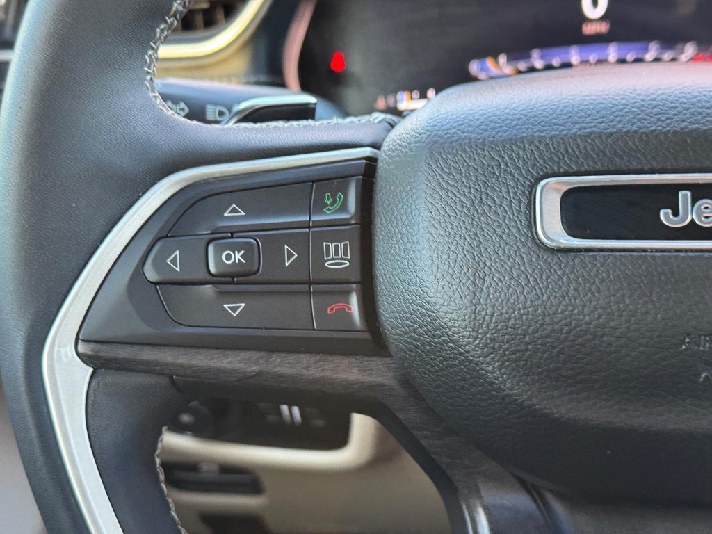 Jeep Grand Cherokee Vehicle Full-screen Gallery Image 20