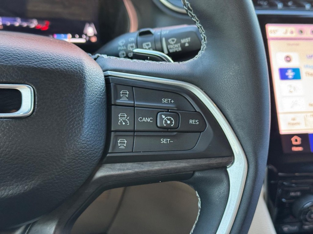 Jeep Grand Cherokee Vehicle Full-screen Gallery Image 21