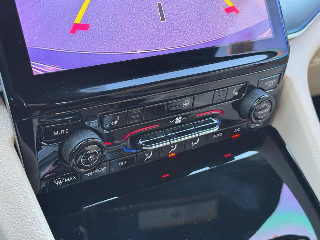 Jeep Grand Cherokee Vehicle Full-screen Gallery Image 22