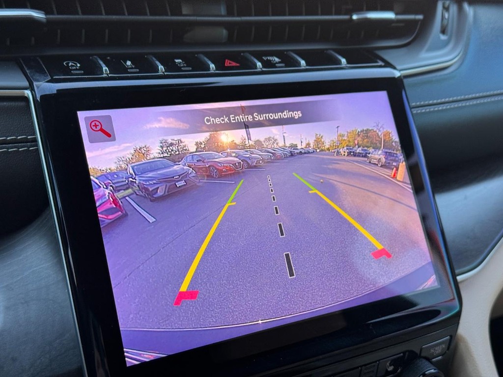 Jeep Grand Cherokee Vehicle Full-screen Gallery Image 23