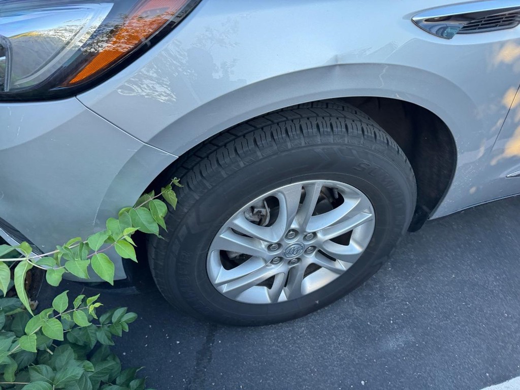 Buick Enclave Vehicle Full-screen Gallery Image 02