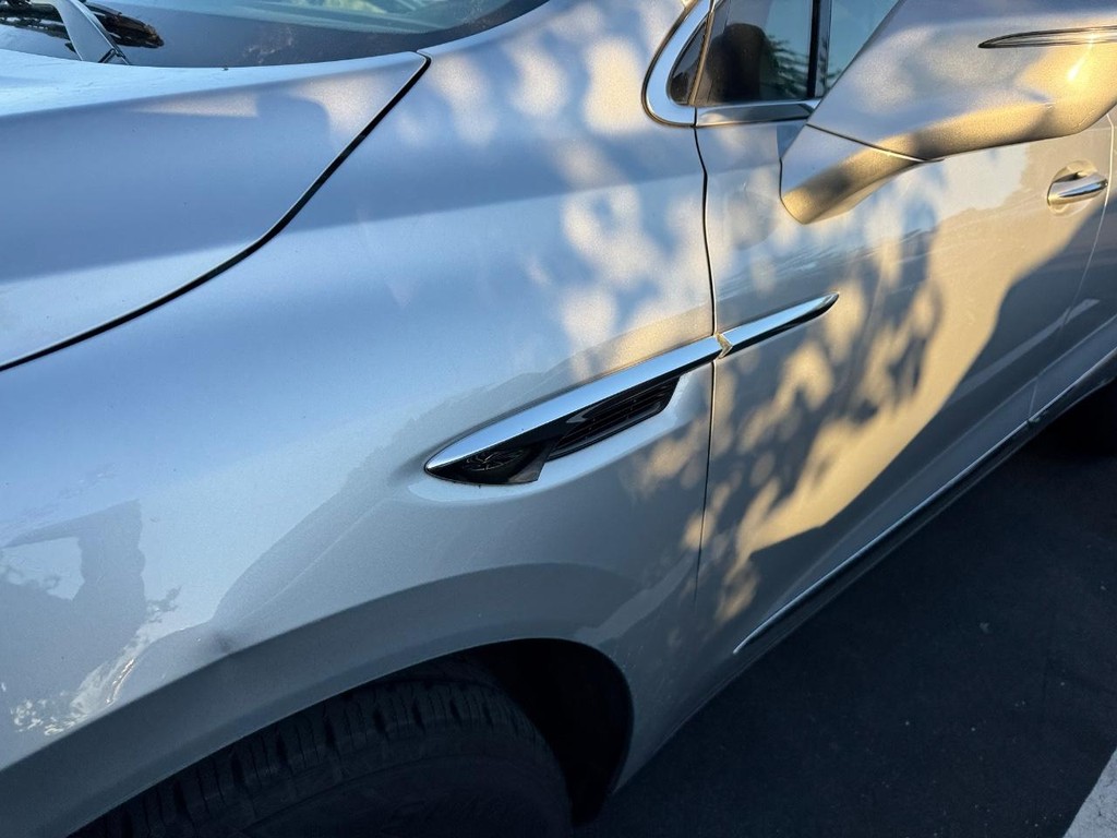 Buick Enclave Vehicle Full-screen Gallery Image 04