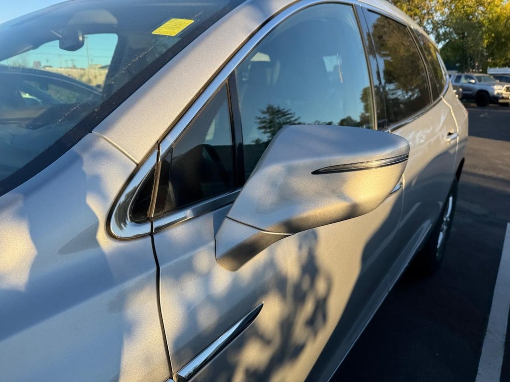 Buick Enclave Vehicle Full-screen Gallery Image 05