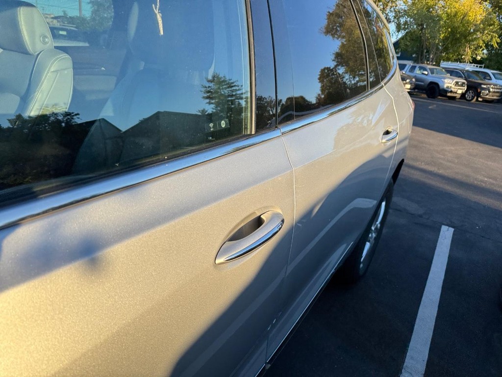 Buick Enclave Vehicle Full-screen Gallery Image 08