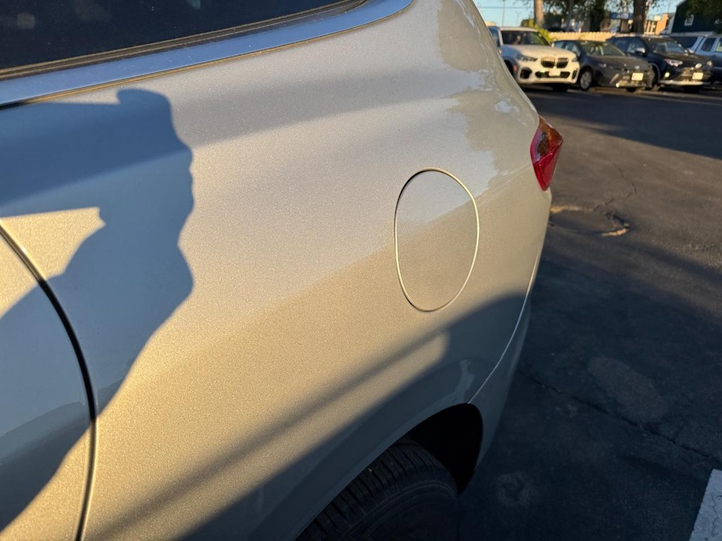 Buick Enclave Vehicle Full-screen Gallery Image 09