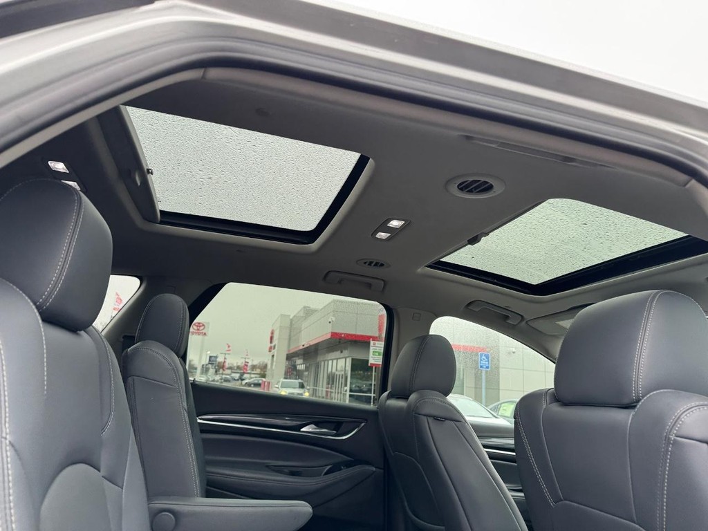 Buick Enclave Vehicle Full-screen Gallery Image 12