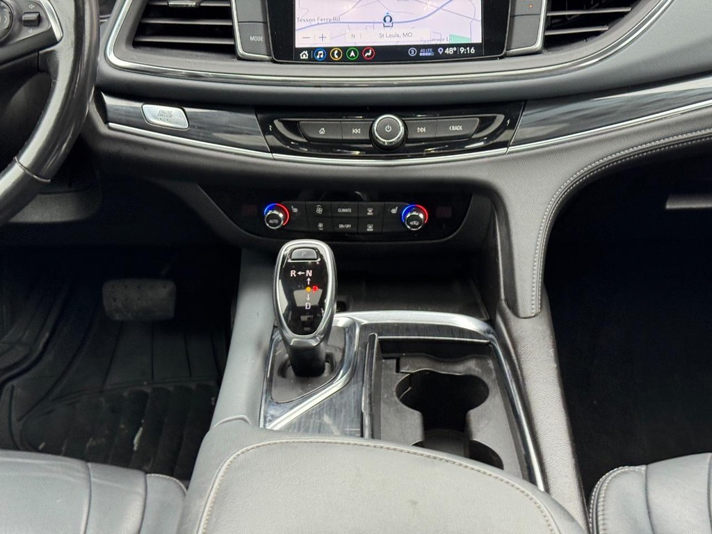 Buick Enclave Vehicle Full-screen Gallery Image 17