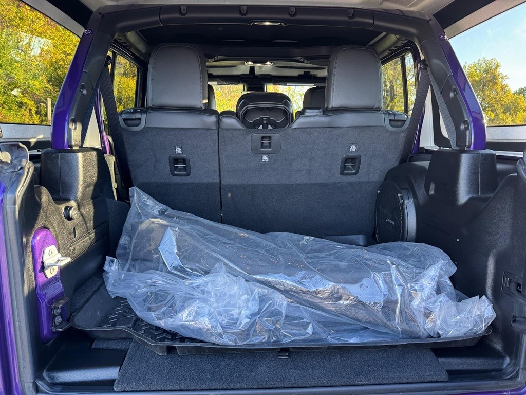 Jeep Wrangler Vehicle Full-screen Gallery Image 05