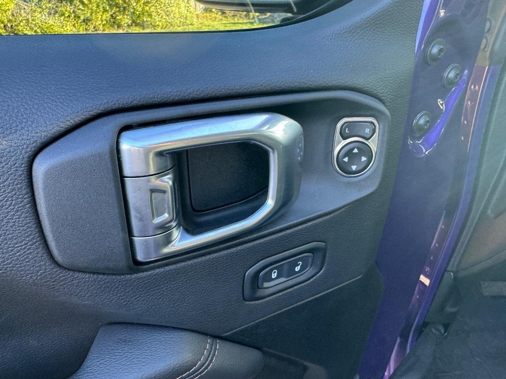 Jeep Wrangler Vehicle Full-screen Gallery Image 19