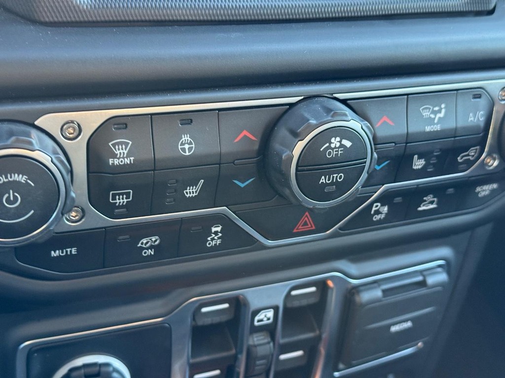 Jeep Wrangler Vehicle Full-screen Gallery Image 23