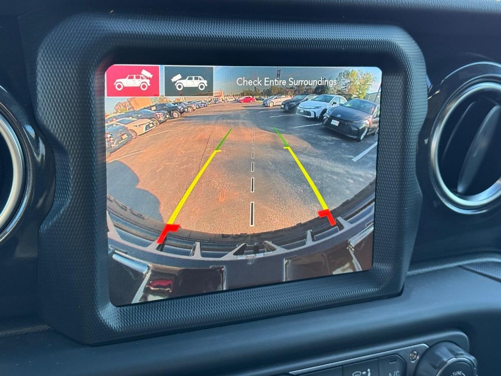 Jeep Wrangler Vehicle Full-screen Gallery Image 24