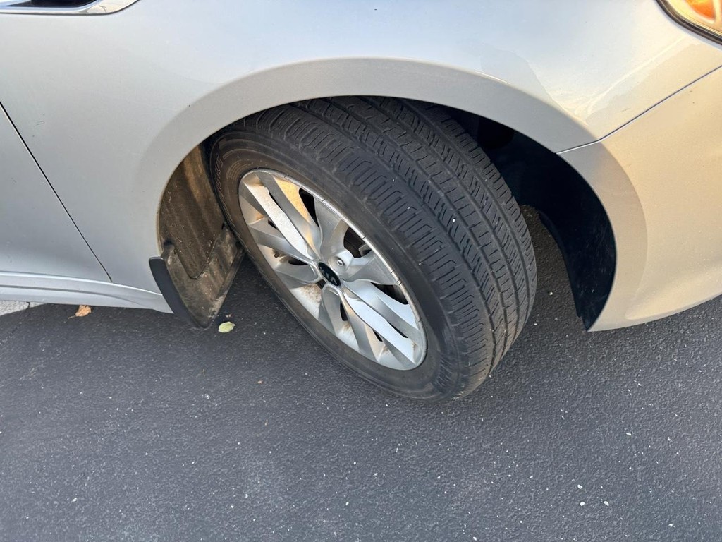 Kia Optima Vehicle Full-screen Gallery Image 05