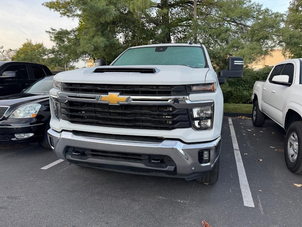 Chevrolet Silverado 2500HD Vehicle Full-screen Gallery Image 02