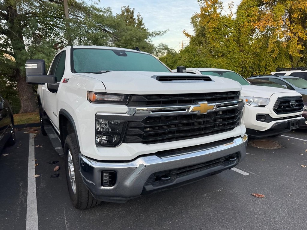Chevrolet Silverado 2500HD Vehicle Full-screen Gallery Image 03