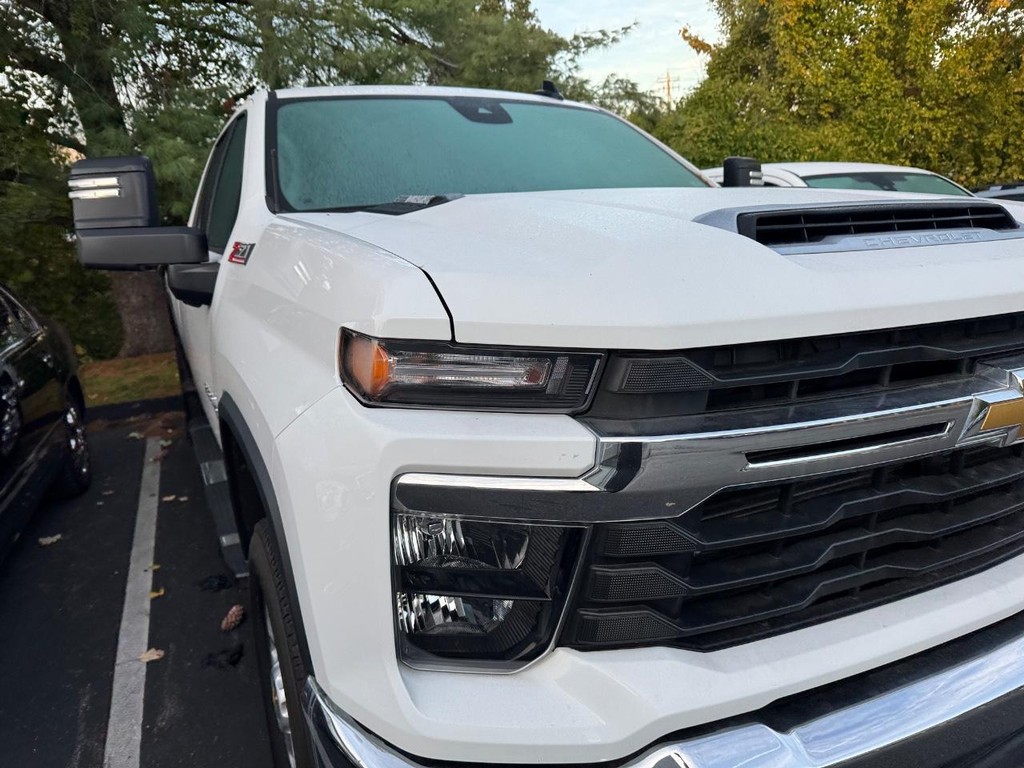 Chevrolet Silverado 2500HD Vehicle Full-screen Gallery Image 04