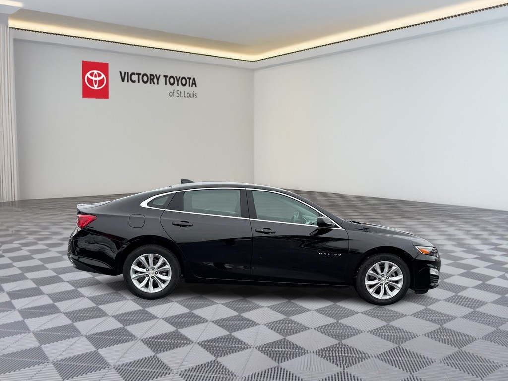 Chevrolet Malibu Vehicle Full-screen Gallery Image 02