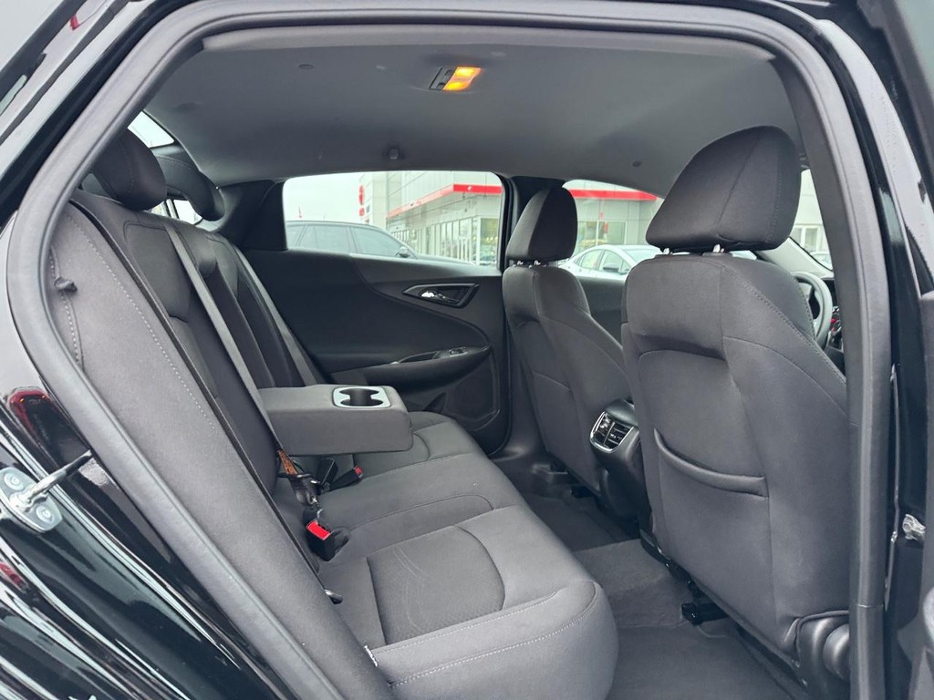 Chevrolet Malibu Vehicle Full-screen Gallery Image 13