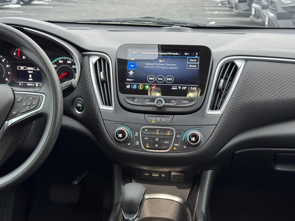 Chevrolet Malibu Vehicle Full-screen Gallery Image 16