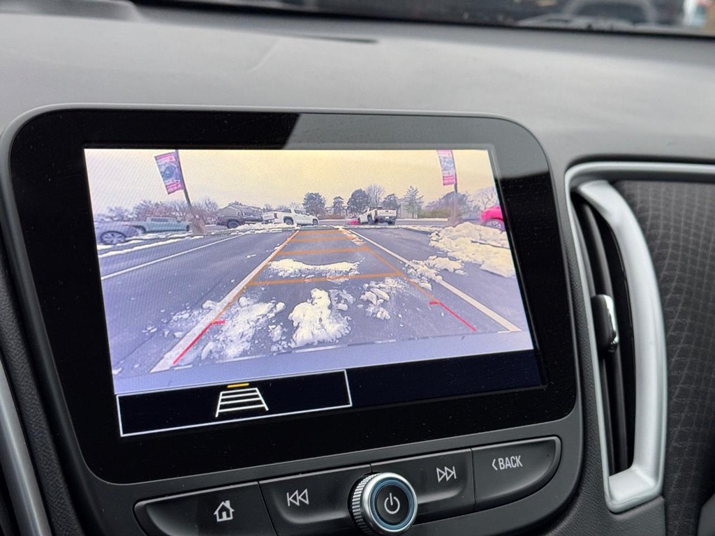 Chevrolet Malibu Vehicle Full-screen Gallery Image 24