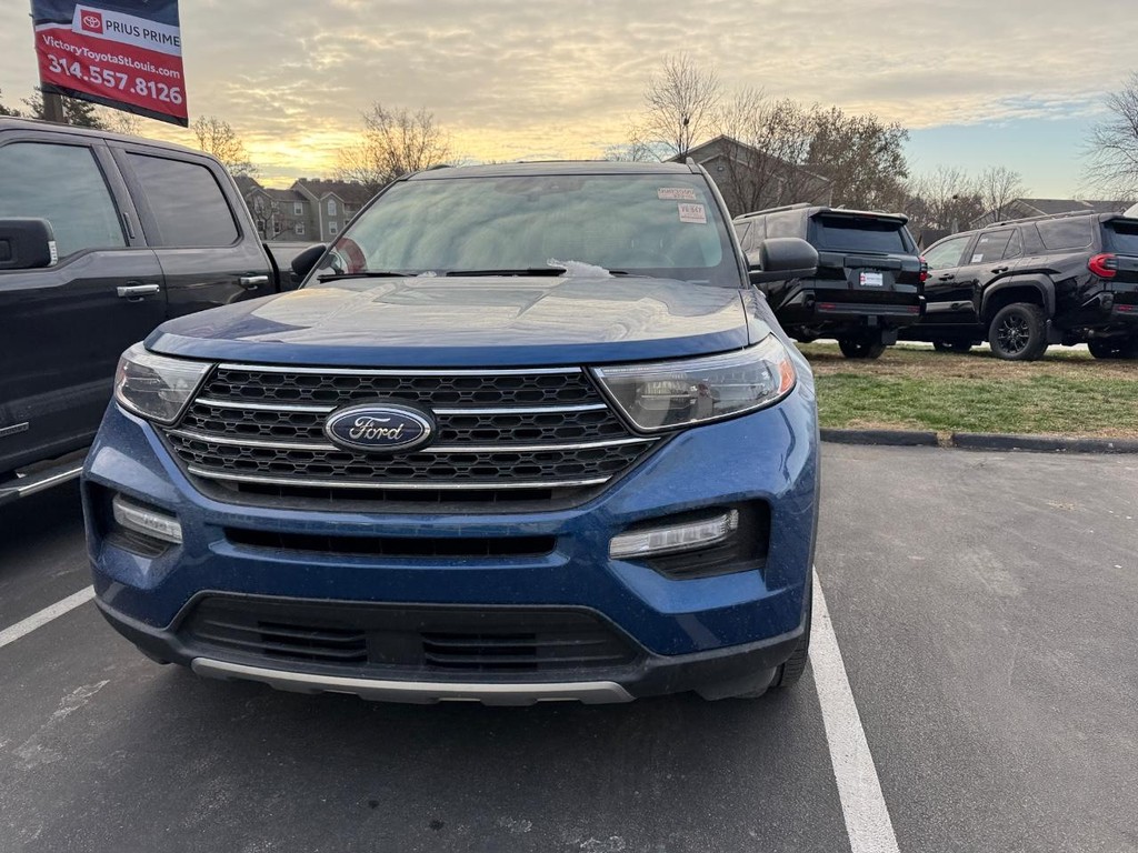 Ford Explorer Vehicle Full-screen Gallery Image 02