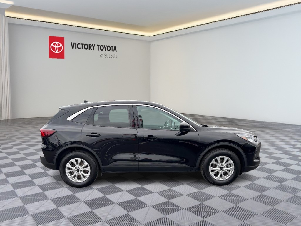 Ford Escape Vehicle Full-screen Gallery Image 02