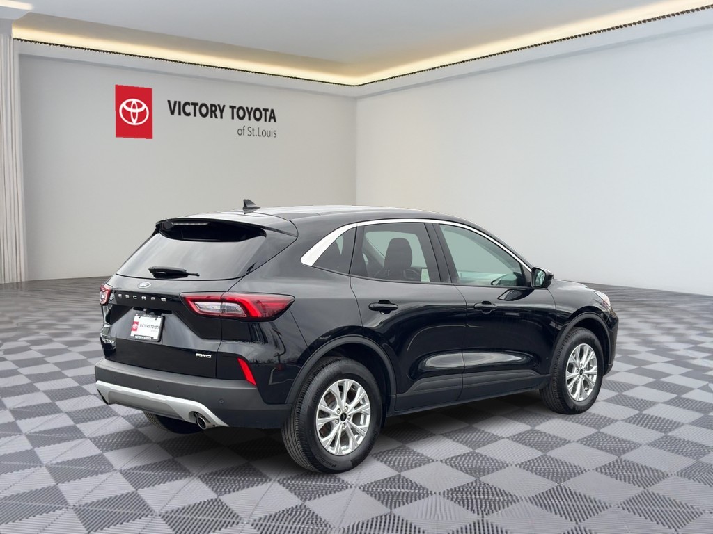 Ford Escape Vehicle Full-screen Gallery Image 03