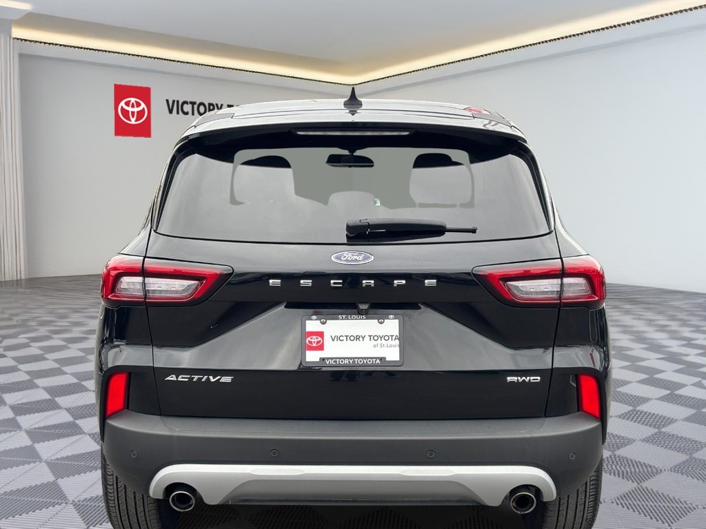 Ford Escape Vehicle Full-screen Gallery Image 04