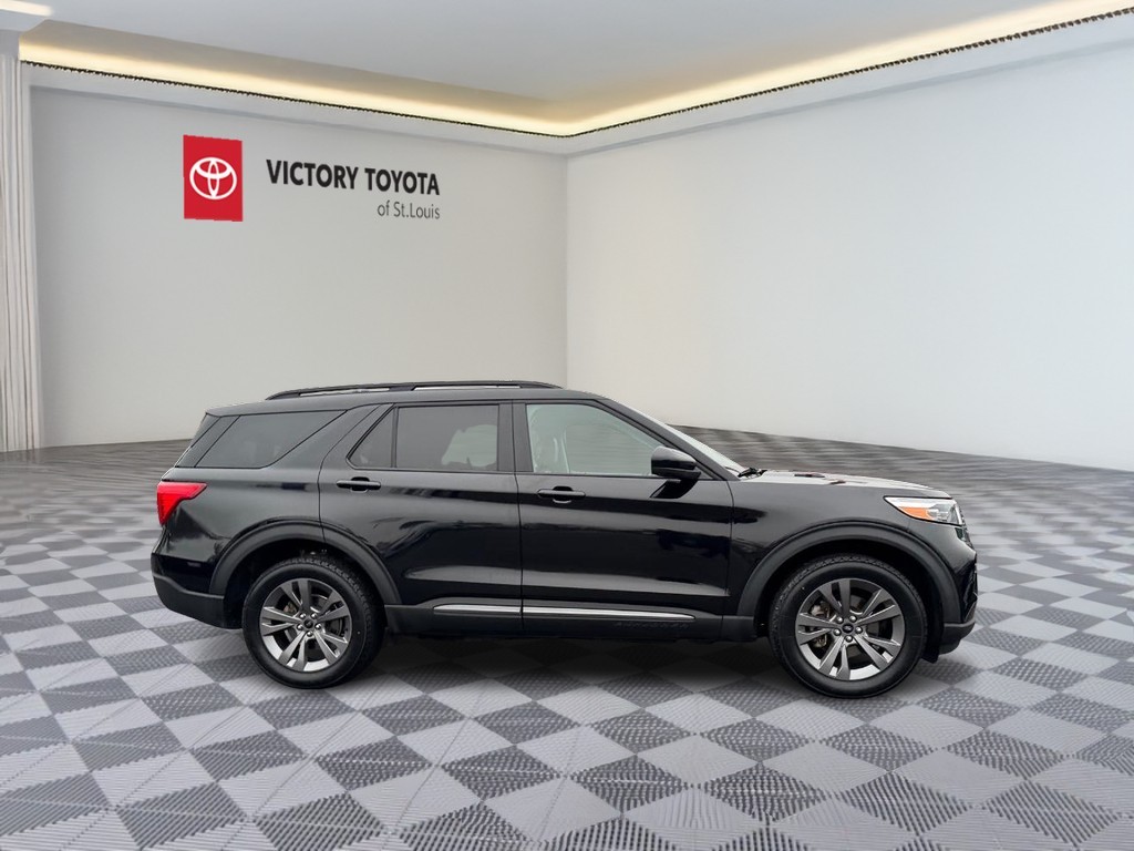 Ford Explorer Vehicle Full-screen Gallery Image 02