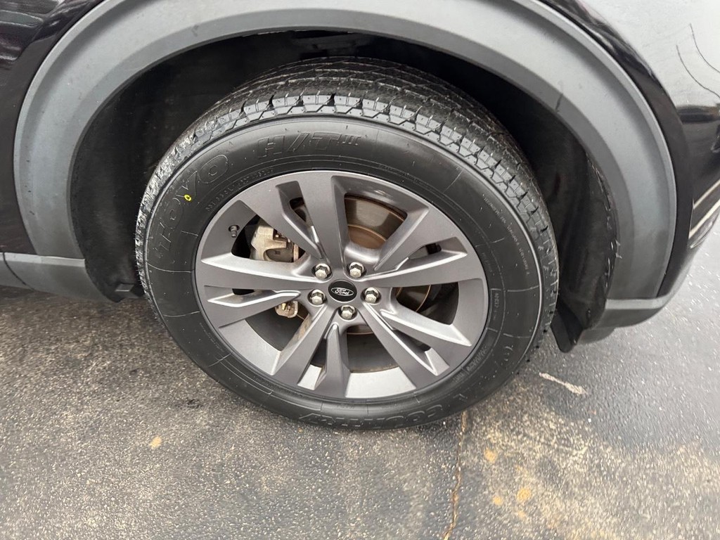 Ford Explorer Vehicle Full-screen Gallery Image 11