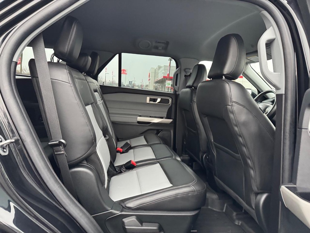 Ford Explorer Vehicle Full-screen Gallery Image 12