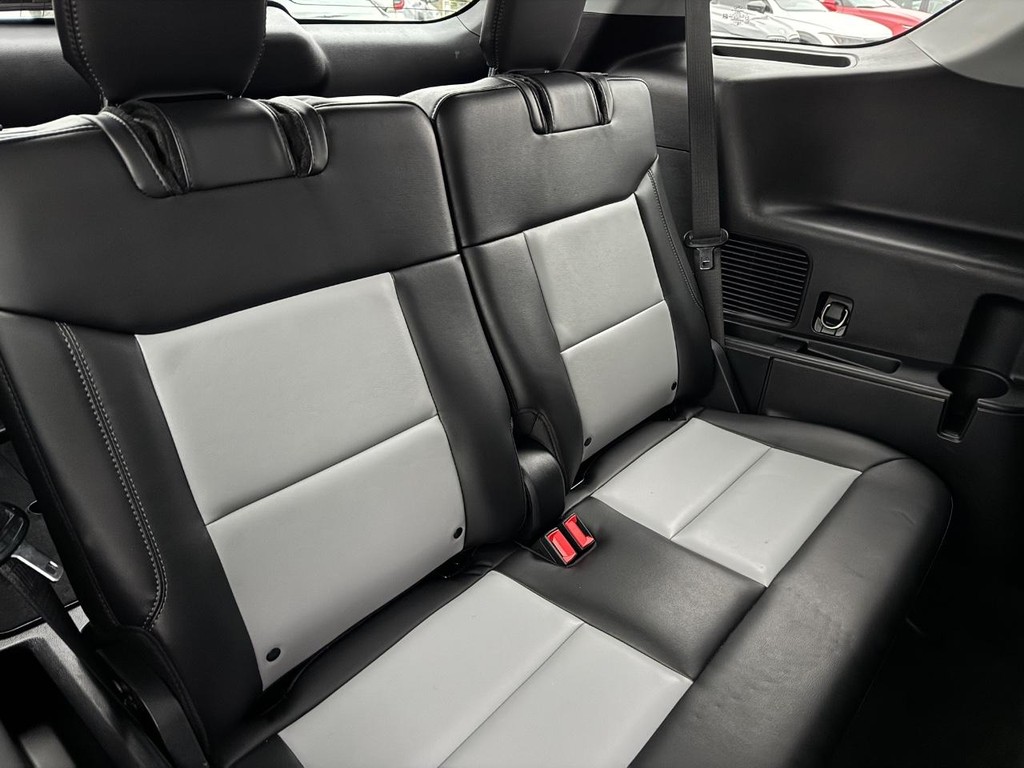 Ford Explorer Vehicle Full-screen Gallery Image 13