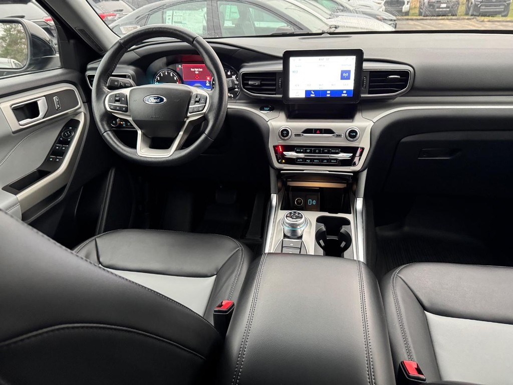 Ford Explorer Vehicle Full-screen Gallery Image 14