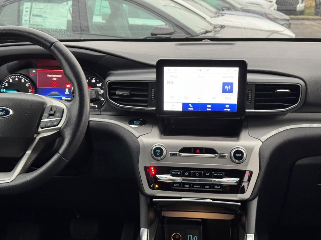 Ford Explorer Vehicle Full-screen Gallery Image 16