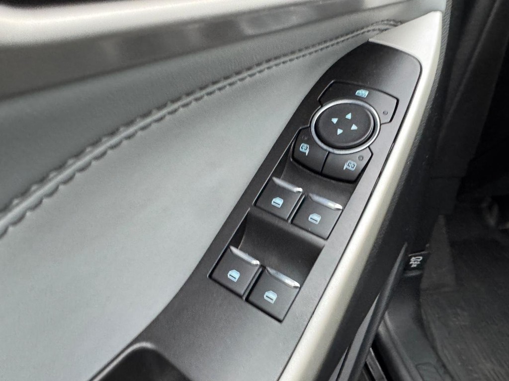 Ford Explorer Vehicle Full-screen Gallery Image 19