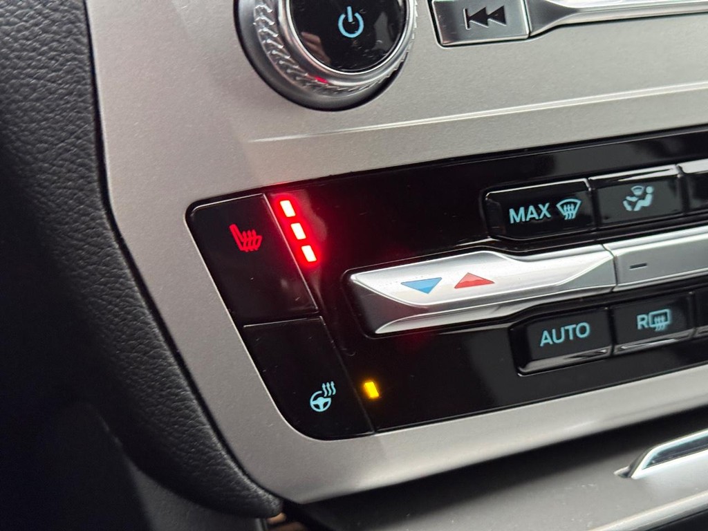 Ford Explorer Vehicle Full-screen Gallery Image 23