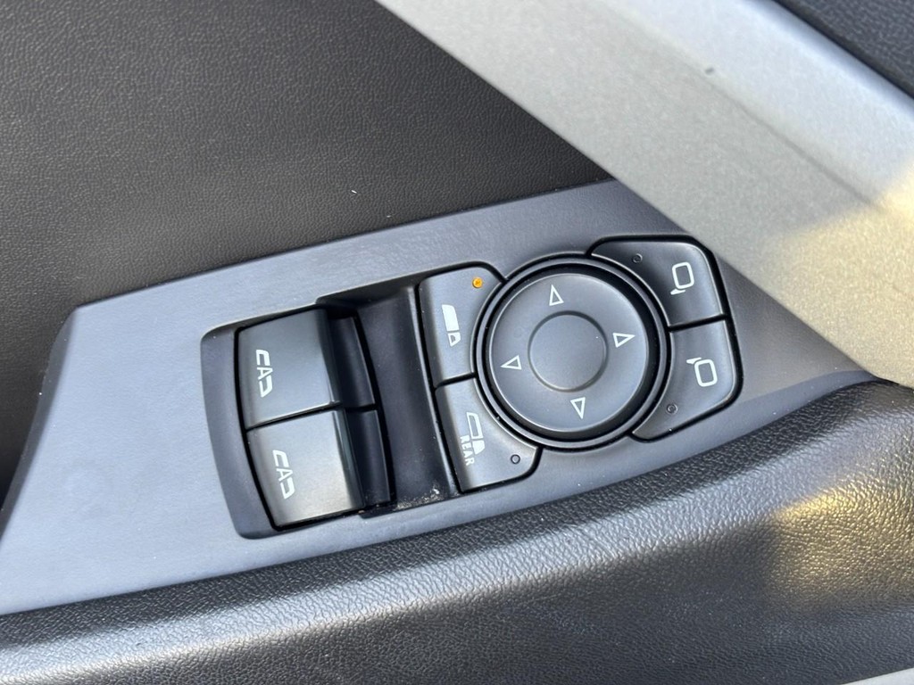 Chevrolet Camaro Vehicle Full-screen Gallery Image 12