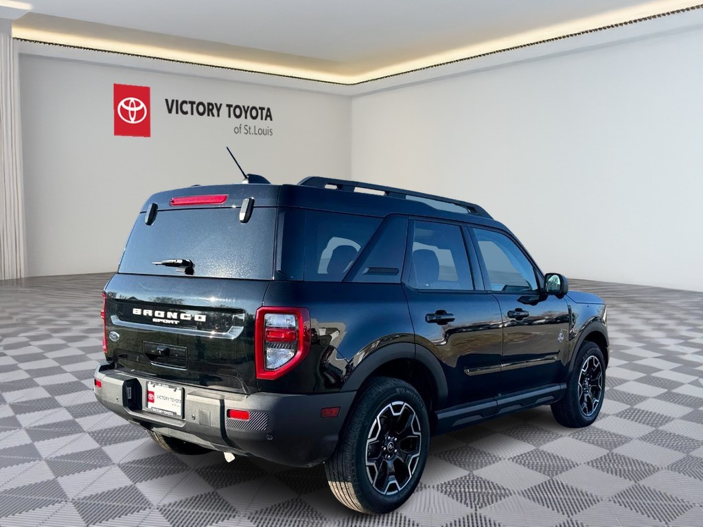 Ford Bronco Sport Vehicle Full-screen Gallery Image 03