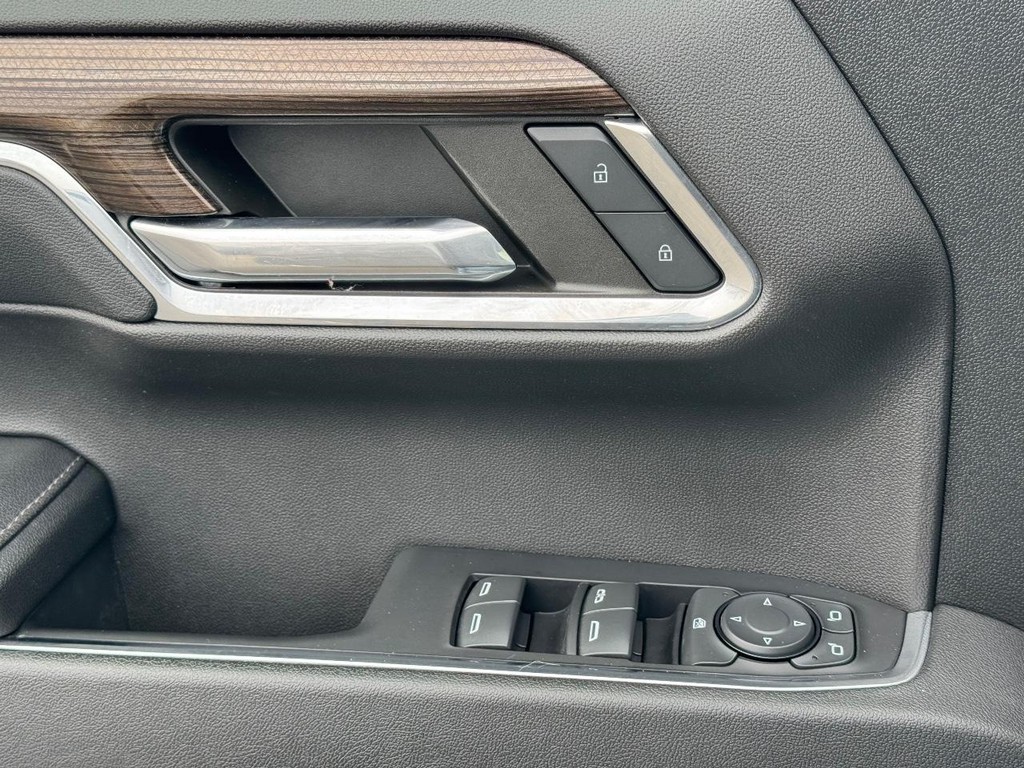 Chevrolet Silverado 1500 Vehicle Full-screen Gallery Image 25