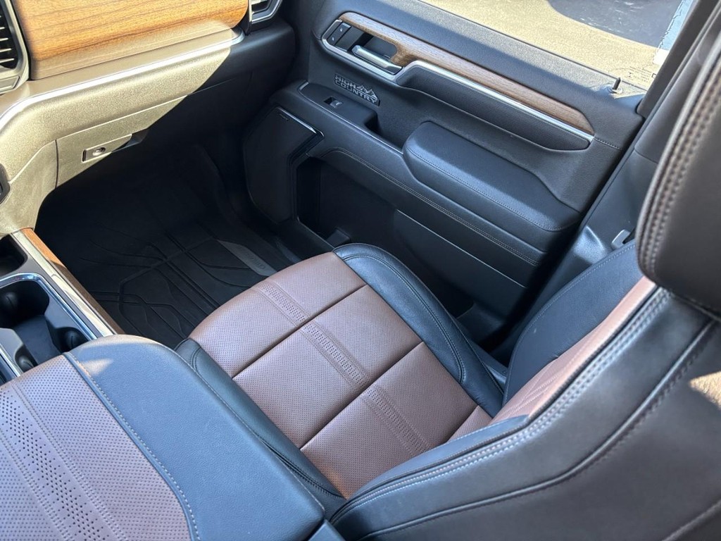 Chevrolet Silverado 1500 Vehicle Full-screen Gallery Image 15