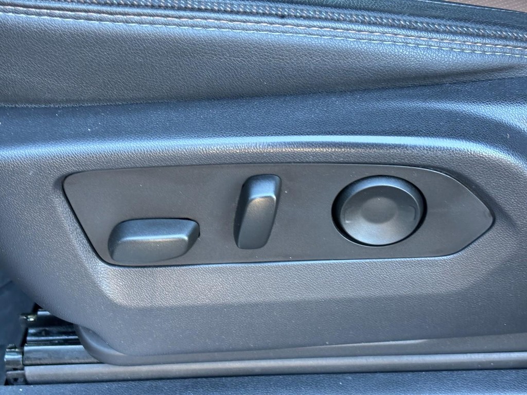 Chevrolet Silverado 1500 Vehicle Full-screen Gallery Image 16