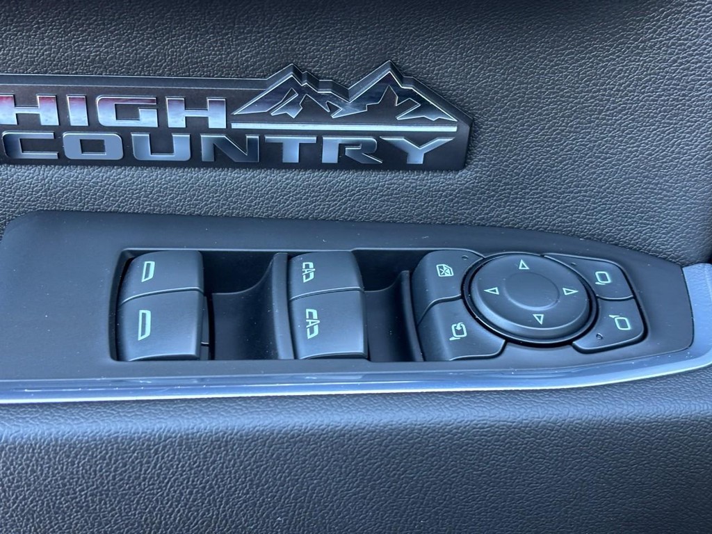 Chevrolet Silverado 1500 Vehicle Full-screen Gallery Image 17