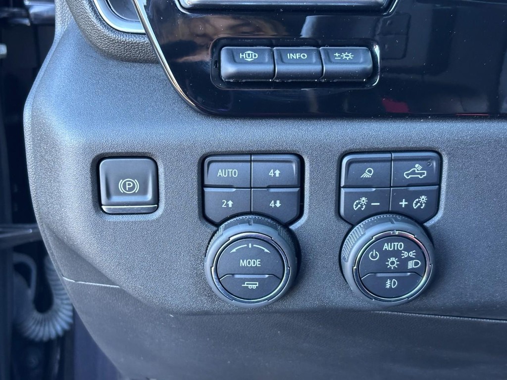 Chevrolet Silverado 1500 Vehicle Full-screen Gallery Image 18