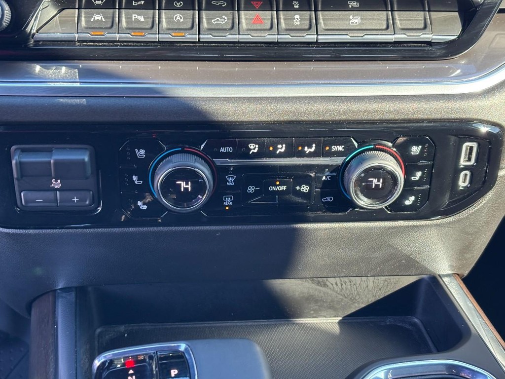 Chevrolet Silverado 1500 Vehicle Full-screen Gallery Image 25