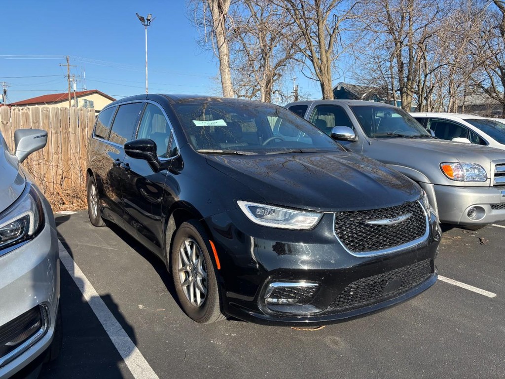 Chrysler Pacifica Vehicle Full-screen Gallery Image 03